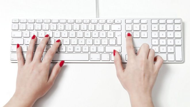 Женские руки на компьютерной клавиатуре