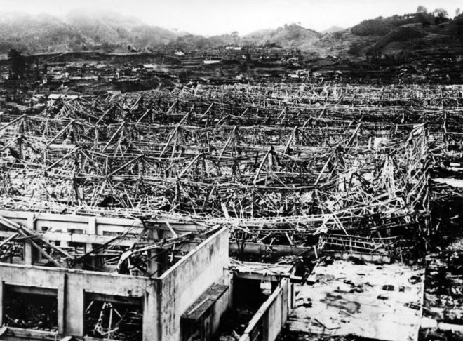 На этой поданной фотографии, датированной 1945 годом, изображен опустошенный город Нагасаки после того, как ВВС США B-29 9 августа 1945 года сбросили атомную бомбу.