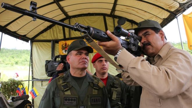 Resultado de imagen para NicolÃ¡s Maduro con armamento