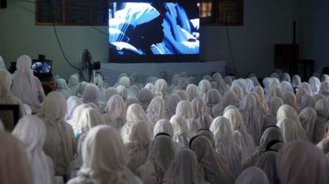 Monjas mirando la ceremonia en Calcuta