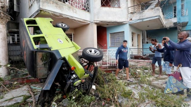 Автомобиль упал возле квартиры в Гаване, где разразился шторм