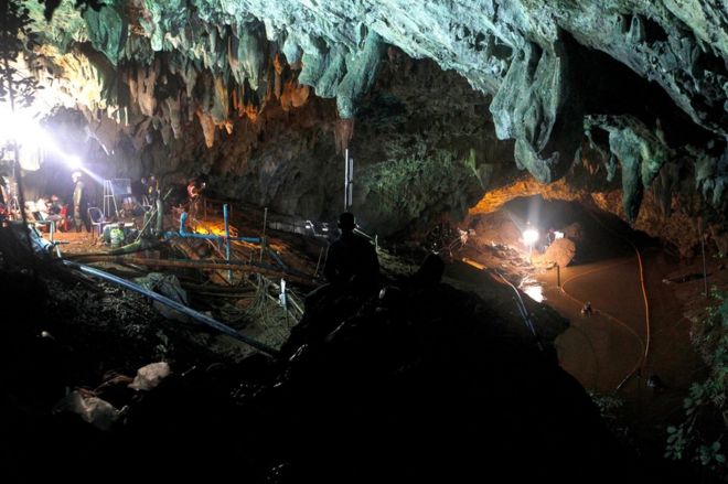 Тайские чиновники работают над снижением уровня воды в пещерном комплексе в пещере Тхам Луанг