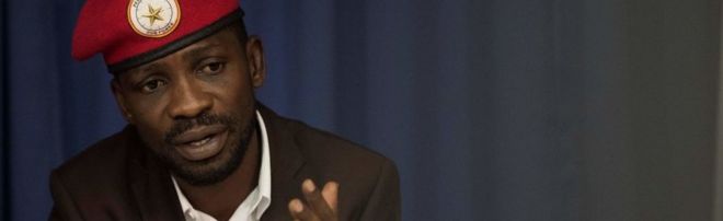 Угандский политик Роберт Кягулани, более известный как поп-звезда Боби Вайн, впервые проводит пресс-конференцию в Вашингтоне 6 сентября 2018 года после того, как его лечили от побоев, которые он якобы получил от сотрудников службы безопасности после своего ареста в прошлом месяце в Уганде.