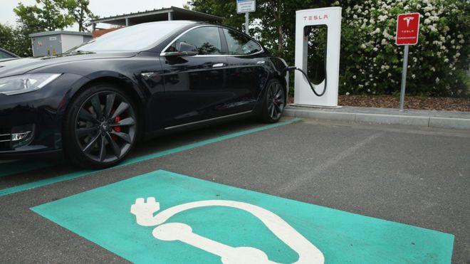 Электрический автомобиль Tesla подключен к зарядной станции в Германии