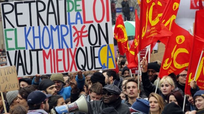 Марш студентов во время акции протеста в Париже планирует изменить 35-часовую рабочую неделю Франции, чтобы создать новые рабочие места