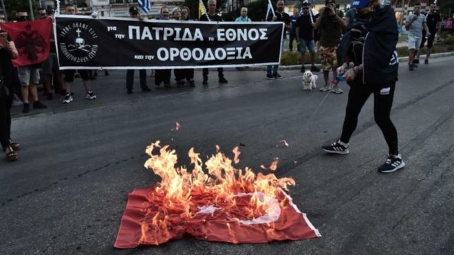 Сожжение турецкого флага в Греции