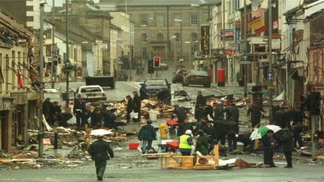 Сцена бомбардировки Ома, худшего злодеяния Неприятностей Северной Ирландии