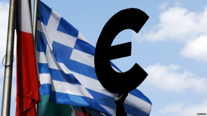 Греческий флаг развевается за статуей, изображающей европейское единство за пределами Европейского парламента (06 июля 2015 г.)