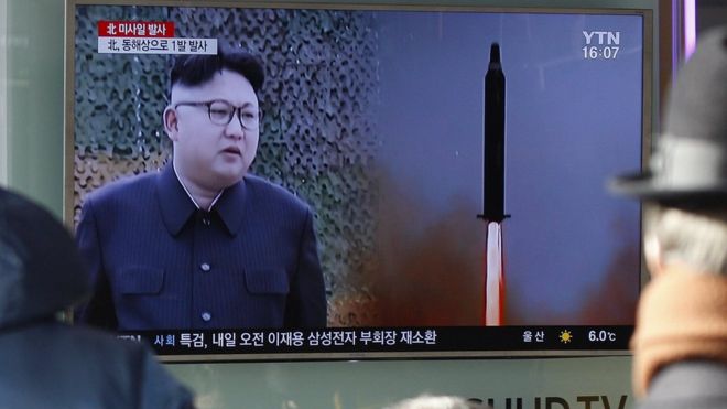 Южнокорейцы смотрят трансляцию по Северной Корее о ракетном испытании, Сеул (12 февраля)