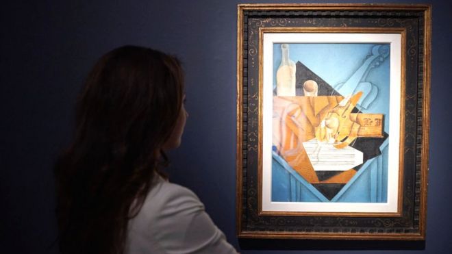 Женщина смотрит на картину Хуана Гриса
