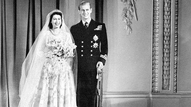 Королева и принц Филипп позируют для официальной фотографии в день своей свадьбы.