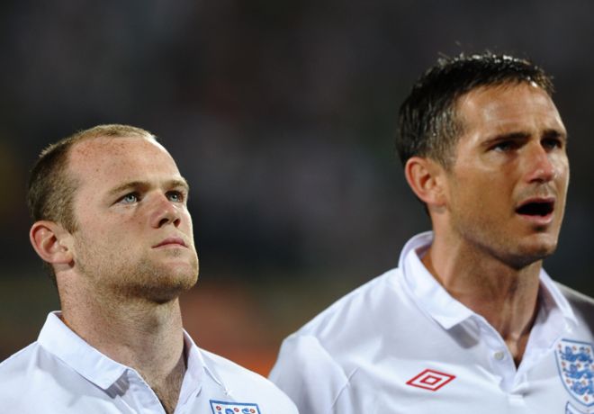 Нападающий сборной Англии Уэйн Руни (слева) и полузащитник Фрэнк Лэмпард во время государственного гимна во время чемпионата мира 2010 года