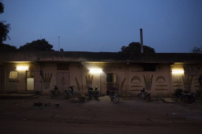 Буру Ниуман Пекарня в Бамако, Мали, ранним утром 5 февраля 2019 года.