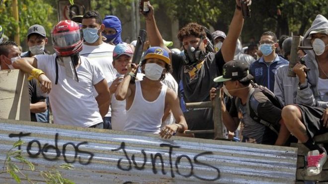 Estudiantes en una barricada en Nicaragua