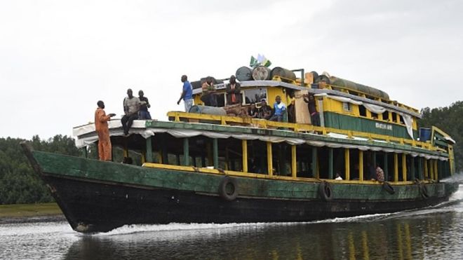 Boat wey dey move for River Niger