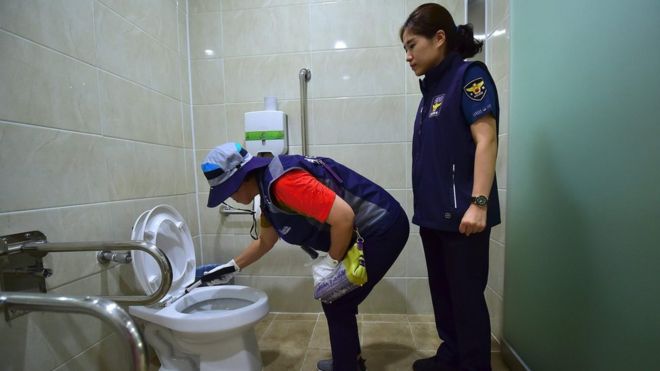 Equipe coreana procura câmeras em banheiro público de Seul