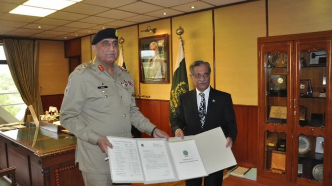 Начальник пакистанской армии (слева) встречается с верховным судьей Нисаром