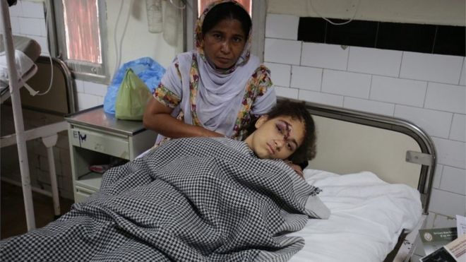 Рядом с ней стоит родственница жертвы автомобильной аварии, когда она проходит лечение в больнице в деревне Уолла недалеко от Амритсара, Индия, 22 мая 2016 года.