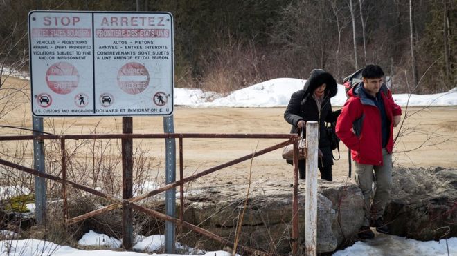 Пара, утверждающая, что она из Турции, пересекает границу США и Канады в Канаду, 23 февраля 2017 года в Хеммингфорде, Квебек, Канада.