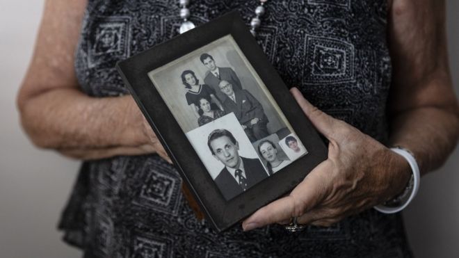 Ariella Pardo Segre segura porta-retratos de sua família