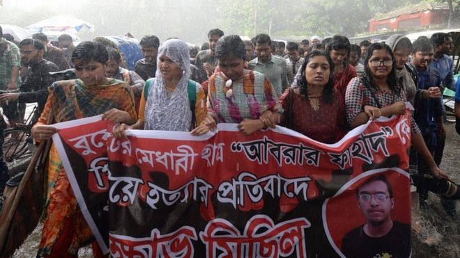 Студенты университета принимают участие в акции протеста после того, как сокурсник был найден мертвым в кампусе Университета Дакка, Бангладеш, 7 октября 2019 г.