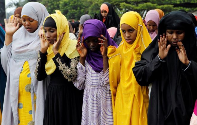 Мусульмане посещают молитвы Ид аль-Фитр, чтобы отметить окончание священного поста месяца Рамадан на площадке мусульманского клуба сэра Али в Найроби, Кения, 15 июня 2018 года