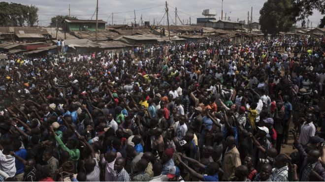 Толпы сторонников слушают Раила Одинга