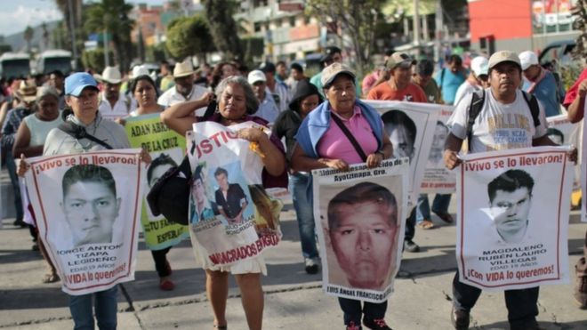 Родственники 43 пропавших студентов протестуют с их портретами на центральной площади в Чилпансинго, штат Герреро, Мексика 15 сентября 2015 года.
