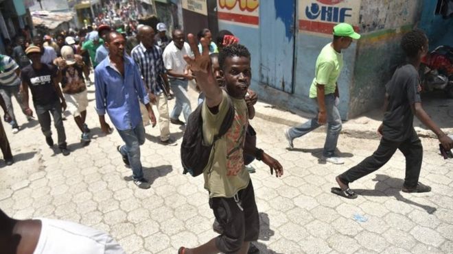 Демонстранты прошли маршем по улицам Порт-о-Пренса 14 июля 2018 года