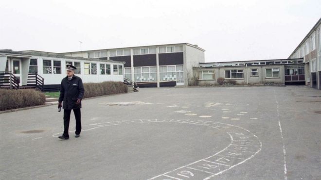 Полицейский на детской площадке начальной школы Данблейн через день после стрельбы