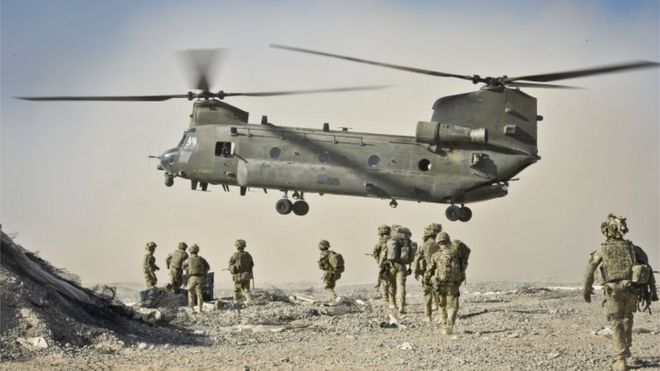 Британские солдаты приближаются к вертолету Chinook в районе Нахр-Сарадж, провинция Гильменд, Афганистан