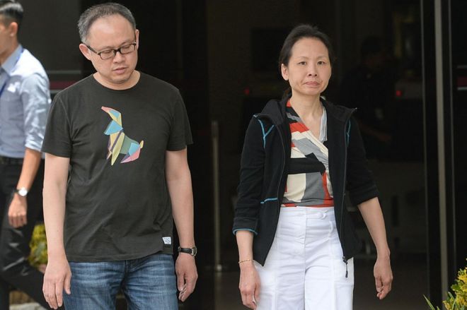 Трейдер Лим Чун Хонг (слева) и его жена Чонг Суй Фун (справа), оба 47 лет, покидают суд штата Сингапур 23 марта 2016 года.