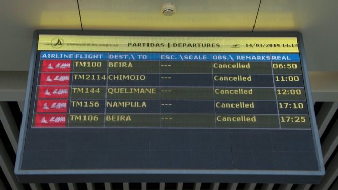 На табло вылета в международном аэропорту Мапуту в Мозамбике перечислены все отмененные рейсы.