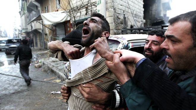 Un hombre llora la muerter de sus hijos en Alepo