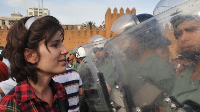 إحدى المشاركات في مظاهرات الإصلاح في المغرب