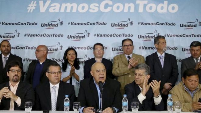 Хесус Торреальба (С), секретарь Венесуэльской коалиции оппозиционных партий (MUD), беседует со СМИ рядом со своими коллегами-политиками во время пресс-конференции в Каракасе 8 марта 2016 года.
