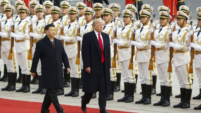 Президент США Дональд Трамп принимает участие в церемонии встречи с президентом Китая Си Цзиньпином 9 ноября 2017 года в Пекине, Китай