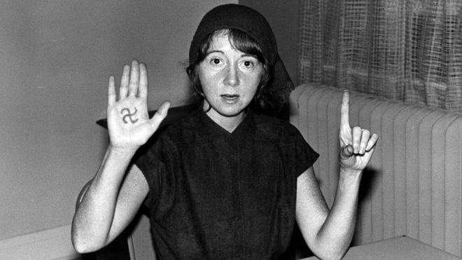 Линетт Фромме со свастикой на ладони после ареста 1975 года