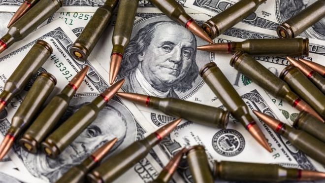 Dolares estadounidenses y balas