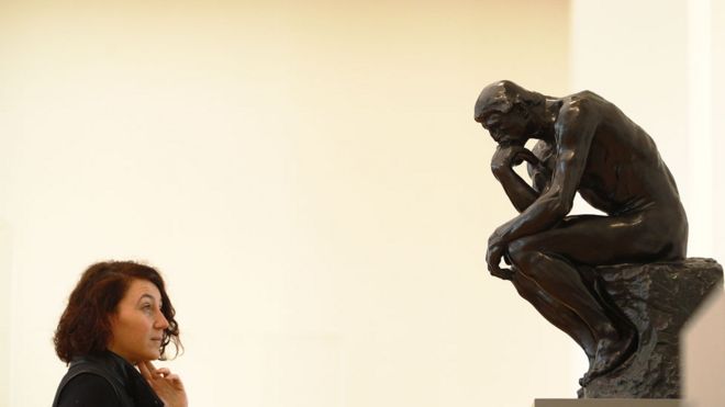 Посетитель осматривает скульптуру Огюста Родена «Мыслитель» во время предварительного просмотра в музее Барберини 19 января 2017 года в Потсдаме, Германия