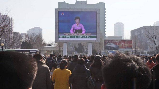 Северокорейцы наблюдают за объявлением о запуске в Пхеньяне 7 февраля 2016 года