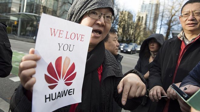 Сторонник Huawei протестует в Америке
