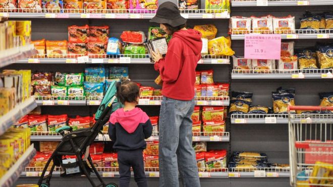 Esta fotografía tomada el 14 de mayo de 2019 muestra a un cliente que selecciona artículos importados en una tienda en el área del puerto de libre comercio de Qingdao en Qingdao, en la provincia de Shandong, este de China.