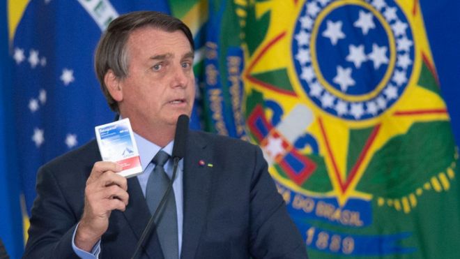 Bolsonaro segura caixa de remédio em pronunciamento