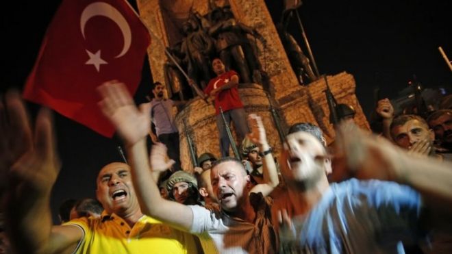 Сторонники Эрдогана протестуют перед солдатами на площади Таксим в Стамбуле. Фото: 16 июля 2016 г.