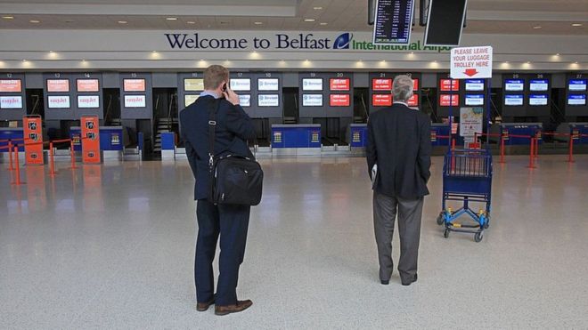 Пассажиры в международном аэропорту Белфаста
