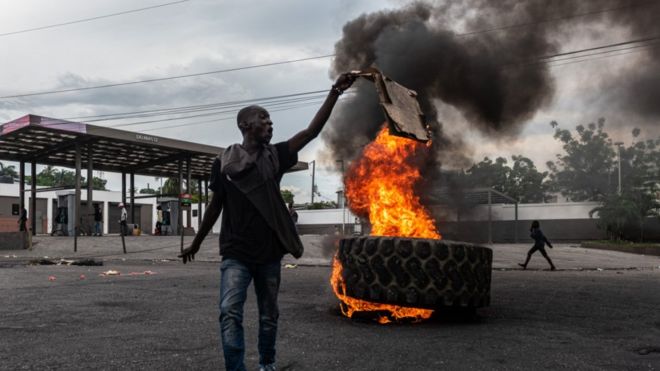 Haiti crisis: Clashes and looting as anger boils over - BBC News