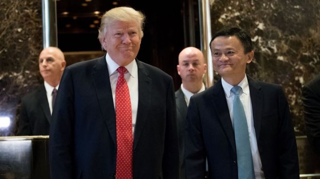 Избранный президент Дональд Трамп и Джек Ма, председатель Alibaba Group, выходят из лифтов, чтобы поговорить с журналистами после их встречи в Trump Tower, 9 января 2017 года в Нью-Йорке.