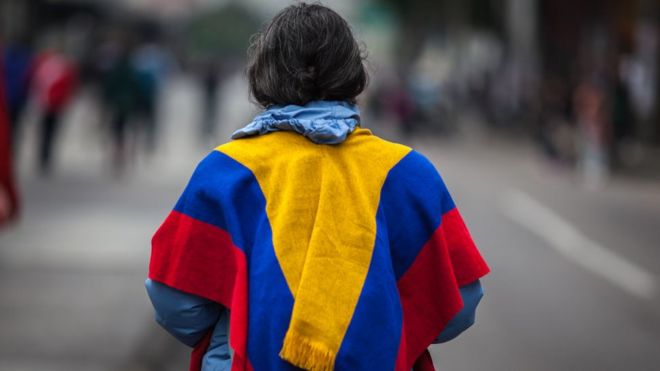 Colombiano con bandera
