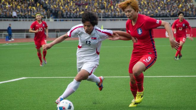 Ри Кён Хен играет в белом для Северной Кореи против Южной Кореи на стадионе Ким Ир Сена в апреле 2017 года